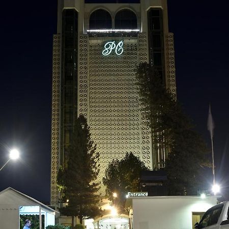 Pearl Continental Hotel, Карачи Экстерьер фото The hotel at night