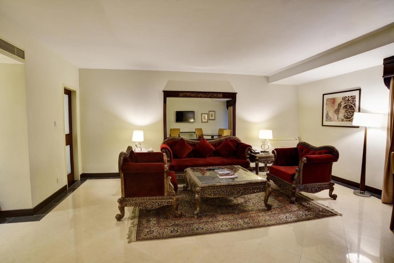 Pearl Continental Hotel, Карачи Экстерьер фото A living room in a suite at the Taj Mahal Palace, Mumbai
