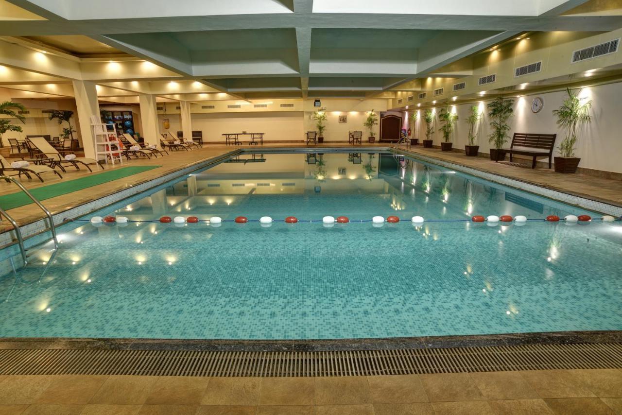 Pearl Continental Hotel, Карачи Экстерьер фото Swimming pool at the hotel