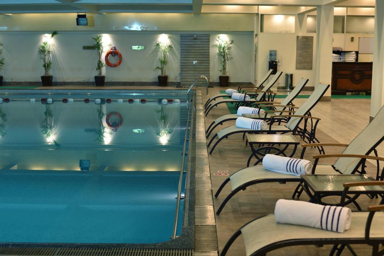 Pearl Continental Hotel, Карачи Экстерьер фото The pool at the hotel