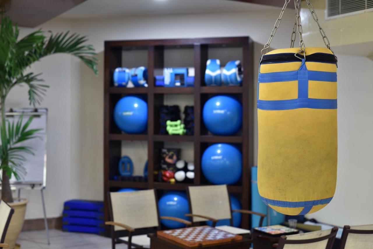 Pearl Continental Hotel, Карачи Экстерьер фото A heavy bag