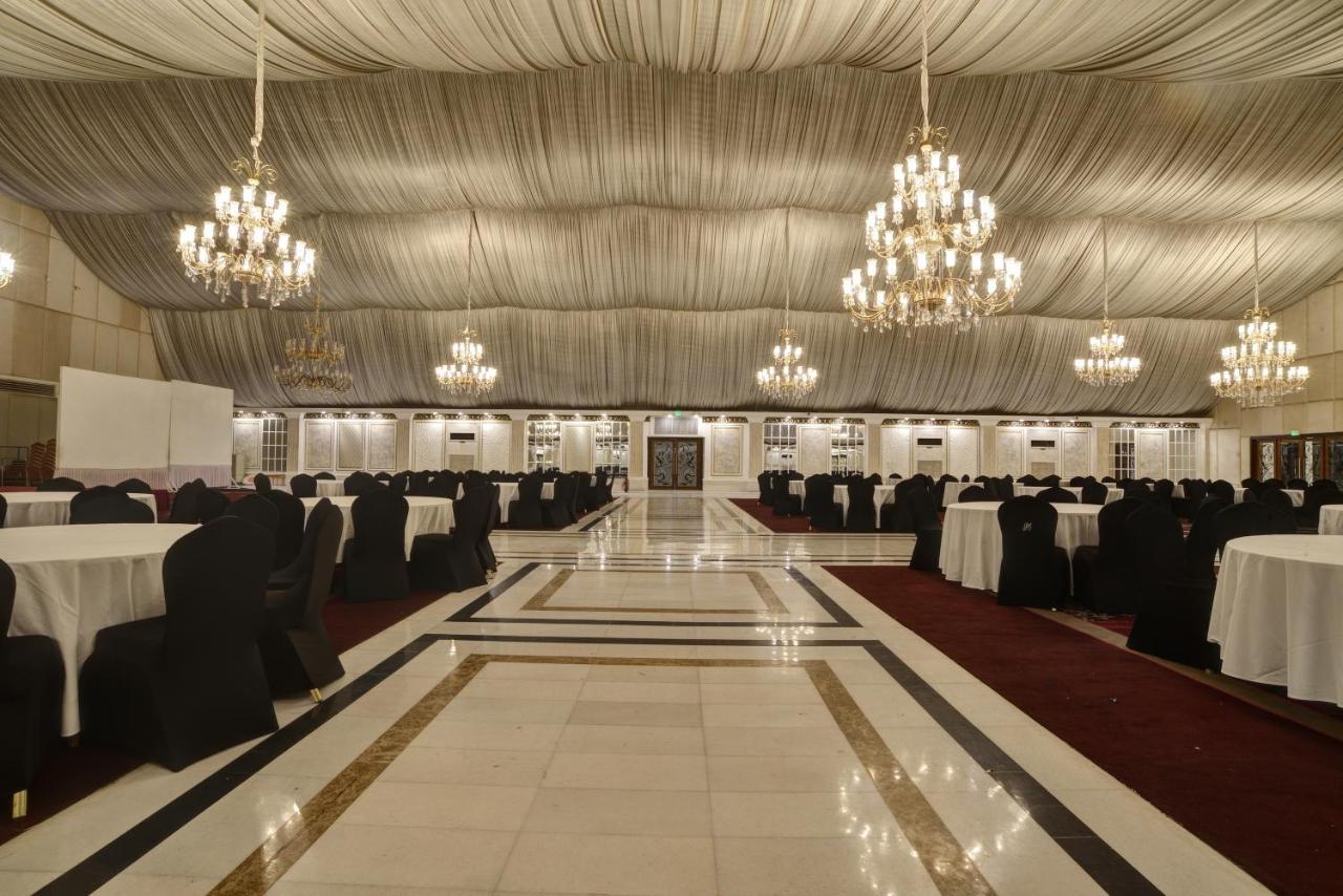 Pearl Continental Hotel, Карачи Экстерьер фото The interior of the Grand Ballroom