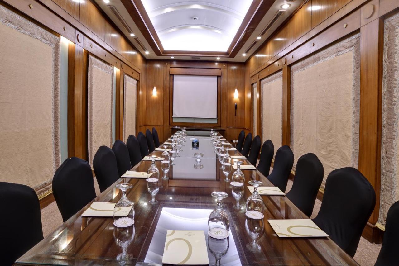 Pearl Continental Hotel, Карачи Экстерьер фото The interior of the boardroom