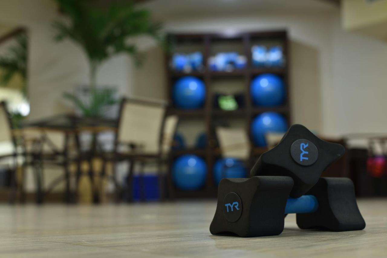 Pearl Continental Hotel, Карачи Экстерьер фото A pair of 10 kg (22 lb) dumbbells