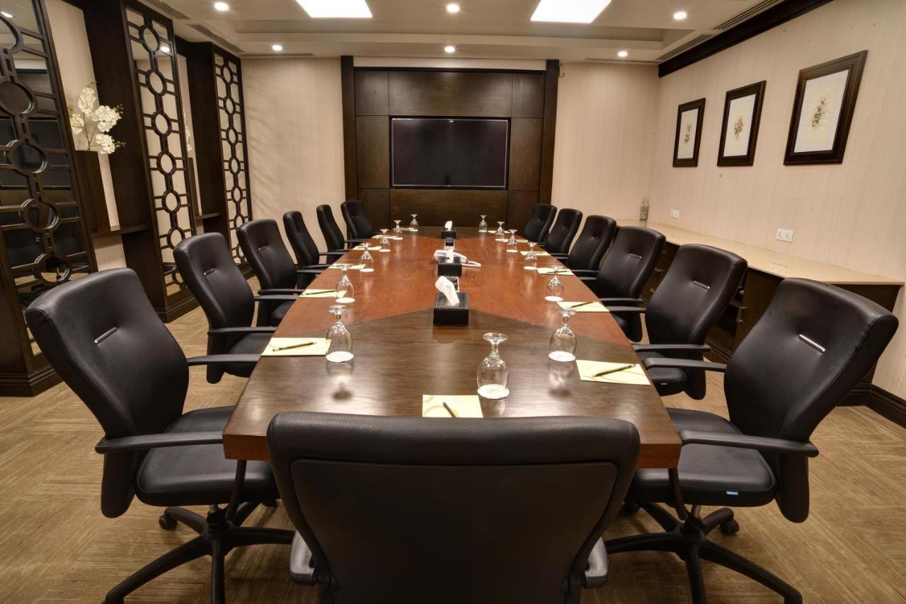 Pearl Continental Hotel, Карачи Экстерьер фото A boardroom
