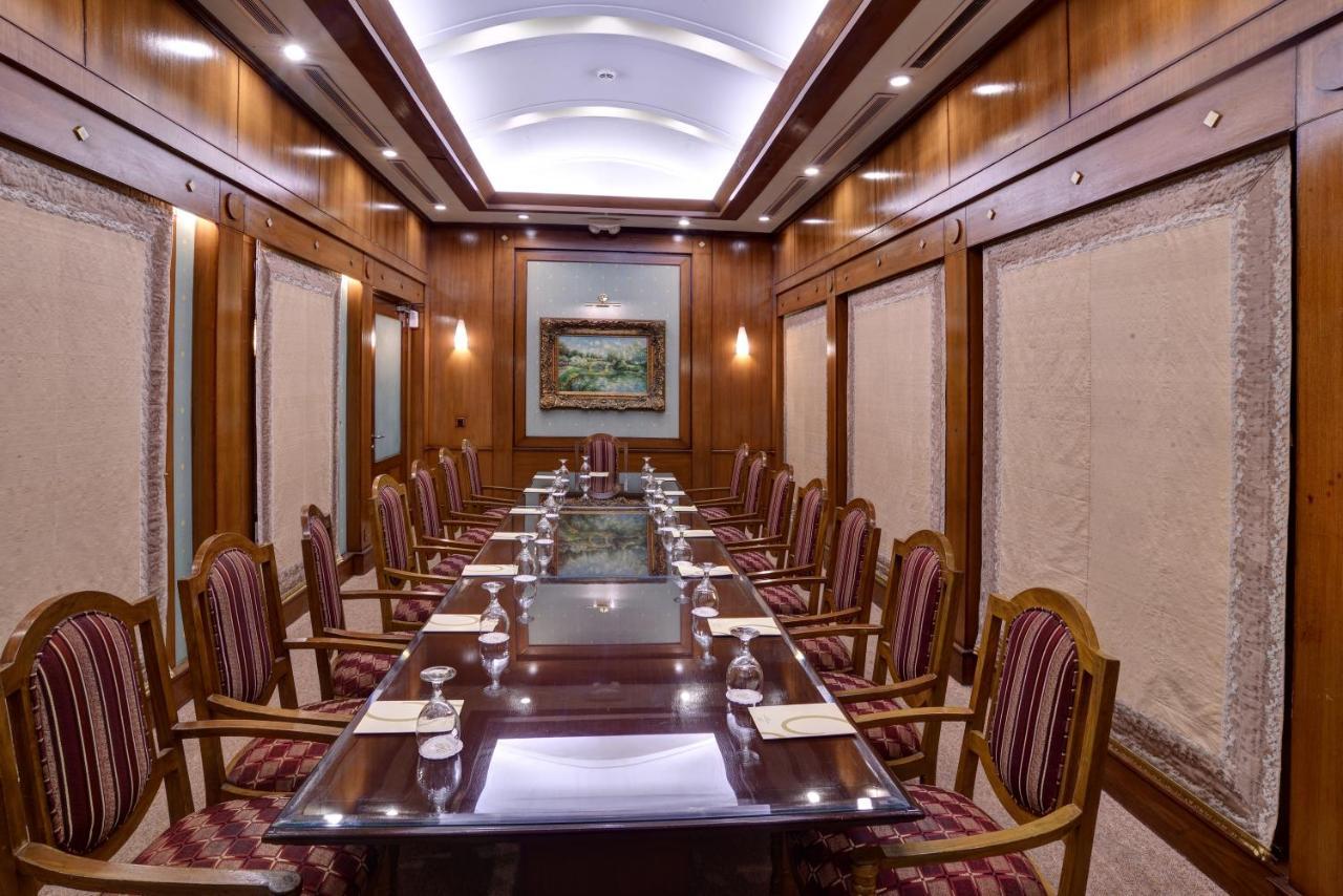 Pearl Continental Hotel, Карачи Экстерьер фото The interior of the Maharajas' Express