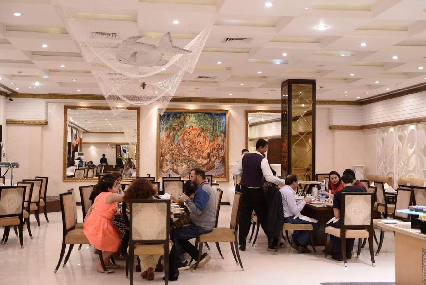 Pearl Continental Hotel, Карачи Экстерьер фото The interior of a restaurant in Karachi, Pakistan