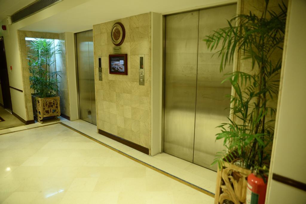 Pearl Continental Hotel, Карачи Экстерьер фото A typical elevator in a hotel