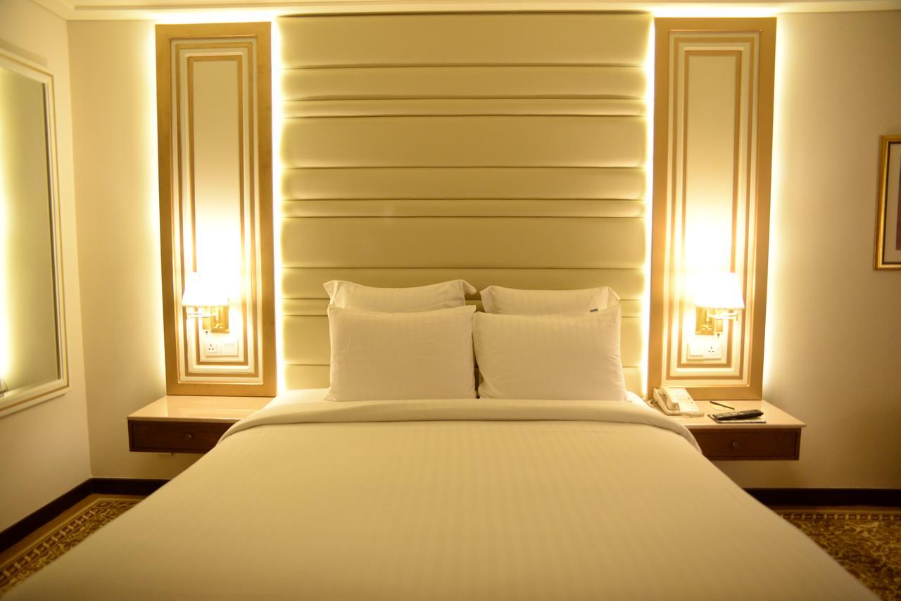 Pearl Continental Hotel, Карачи Экстерьер фото A bedroom at the hotel