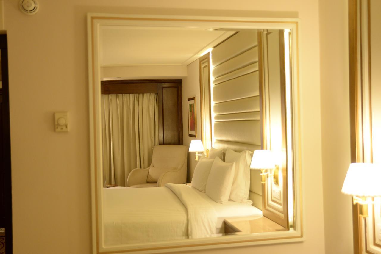 Pearl Continental Hotel, Карачи Экстерьер фото A mirror