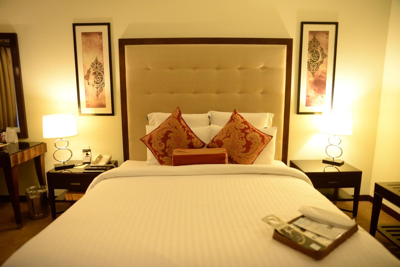 Pearl Continental Hotel, Карачи Экстерьер фото A bedroom at the Taj Bengal